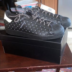 Adidas men Pharrell superstars.